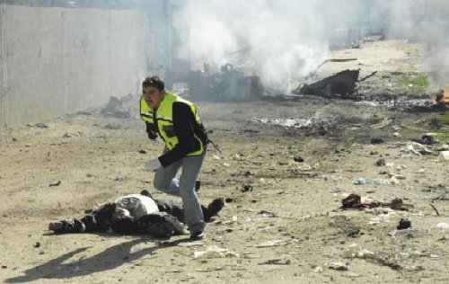 Sous les tirs de l'Occupant, un paramédical du PMRC (Union des comités d'entraide médicale) tente d'évacuer un blessé lors de l'attaque de Al Zaytoun le 15 janvier 2008 