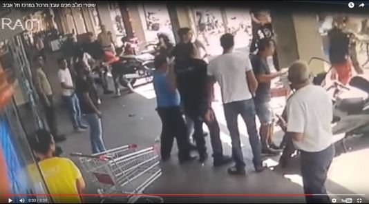 Des médias israéliens ont publié le 22 mai une vidéo d'amateur où l'on voit un employé de supermarché arabe israélien être violemment battu par des policiers à Tel-Aviv. Capture d'écran YouTube
