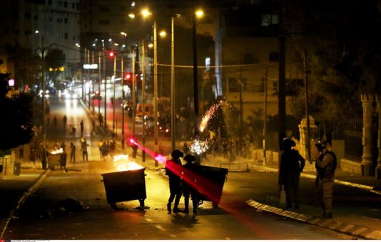 Des soldats israéliens font face à des émeutiers palestiniens, dans les rues de Bethléem (Cisjordanie), dimanche 4 octobre. Anna Ferensowicz / SIPA