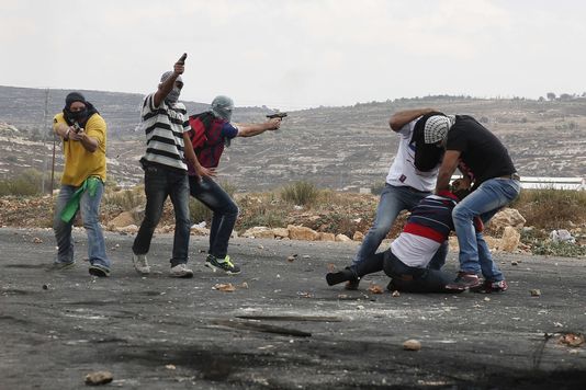 Des membres des forces de sécurité israéliennes infiltrés dans une manifestation palestinienne près de Ramallah, le 7 octobre. Abbas Momani / AFP