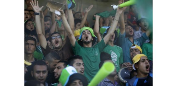 Les tribunes du stade Al-Yarmuk de Gaza ont vibré le 6 août 2015 lors de la rencontre de football historique entre le club Al-Ahli d'Hébron, dans le sud de la Cisjordanie occupée, et Chajaïya, le club phare de la bande de Gaza (c) AFP