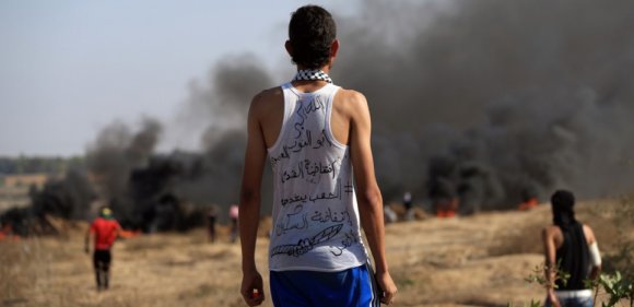 Un manifestant palestinien lors d'un affrontement avec l'armée israélienne, le 16 octobre 2015. (MOHAMMED ABED / AFP)