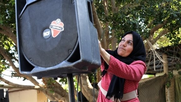 Ibtesam Zubeidat installe des haut-parleurs avant un mariage (MEE/Jaclynn Ashly)