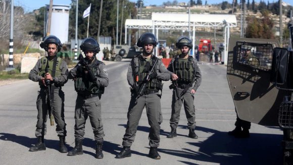 Les soldats israéliens prennent des mesures de sécurité après l'attaque du point de contrôle de Beit-El, dimanche 31 janvier 2016. (ISSAM RIMAWI)