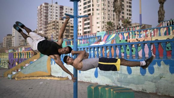 Des jeunes gens du groupe Bar Palestine s'exercent dans les ruines de Gaza et effectuent des figures artistiques. Mohammed Abed/AFP