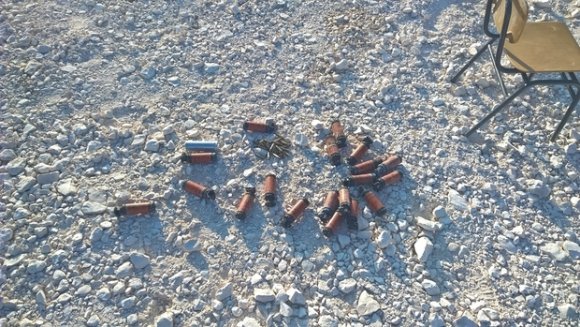 Restes de bombes sonores et cartouches de balles en acier recouvertes de caoutchouc tirées par les forces israéliennes lors de la démolition (MEE/Chloé Benoist)