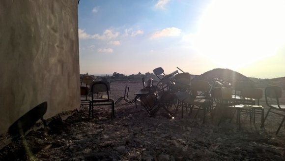 Des chaises d'écoliers jetées par les forces israéliennes lors de la démolition (MEE/Chloé Benoist)