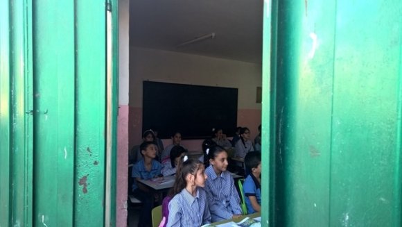 Des écoliers dans une classe surpeuplée de l'école primaire Hatin, dans le village de Beit Ta'mir (MEE/Chloé Benoist)