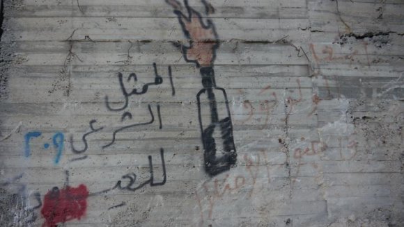Graffiti dans le quartier d'Issawiya, à Jérusalem-Est, avec l'inscription : “notre représentant, c'est le cocktail Molotov”. © JC