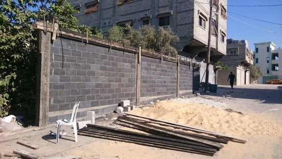 Mur construit à partir de parpaings Green Cake (photo fournie par Majd Mashhrawi)