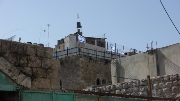 Positions israéliennes sur les toits de la vieille ville d'Hebron. © JC