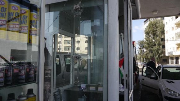 Impacts de balles sur la station-service à proximité du check point de Beit El. © JC