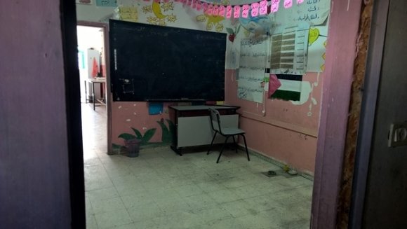 Une salle de classe étriquée de l'école primaire Hatin dans le village de Beit Ta'mir, qui accueille habituellement vingt étudiants (MEE/Chloé Benoist)