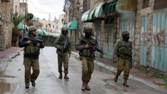 Des soldats israéliens patrouillent près de Beit Hadassah à Hébron le 29 octobre 2015. AFP/AFP/Archives