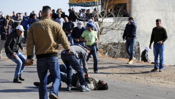 Des manifestants palestiniens ont été blessés après des affrontements avec les troupes israéliennes dans Silwad, près de Ramallah. Reuters/Ammar Awad