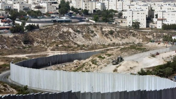 Vue de la colonie juive de Pisgat Zeev depuis le mur de séparation à Jérusalem. Ahmad Gharabli/AFP
