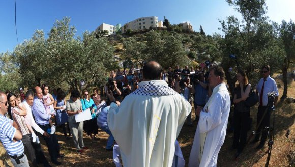 Messe célébrée au pied du monastère de Cremisan, à Beit Jala en Cisjordanie, le 23 mai 2014. AFP/Vincenzo Pinto