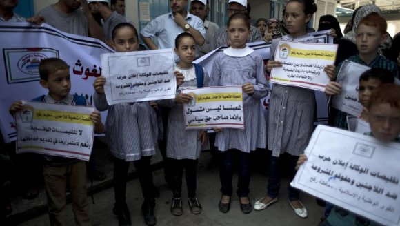 Manifestation contre la menace de fermeture d'une école de l'UNRWA à l'extérieur du centre de distribution des Nations unies à Rafah, dans le sud de la bande de Gaza, le 4 août 2015. AFP / Said Khatib