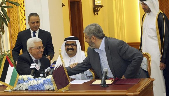 Le président Mahmoud Abbas et le leader du Hamas Khaled Meshaal avec l'ancien émir du Qatar, Hamad ben Khalifa al-Thani, à Doha, en février 2012. Reuters/Stringer