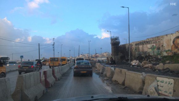 Chaque jour, un labyrinthe de postes de contrôle militaires fixes et flottants oblige les Palestiniens à patienter pendant des heures dans les embouteillages (MEE/Megan Hanna)