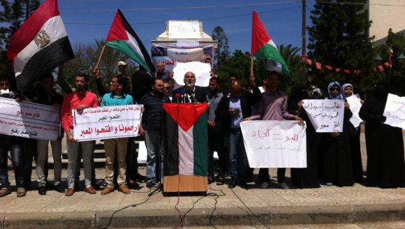 Plusieurs dizaines de Gazaouis ont manifesté, le 4 mai 2016, pour demander la réouverture du passage de Rafah. RFI / Murielle Paradon