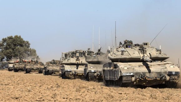 Des chars israéliens Merkava et un bulldozer D9 près de la frontière de la bande de Gaza, le 17 juillet 2014.