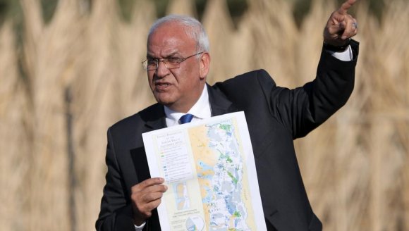 Saëb Erakat, secrétaire général de l'Organisation de libération de la Palestine, s'est rendu près de Jéricho, dans la vallée du Jourdain, en Cisjordanie, le 20 janvier 2015, où Israël a annoncé son intention d'annexer 150 hectares de terres agricoles. REUTERS/Mohamad Torokman