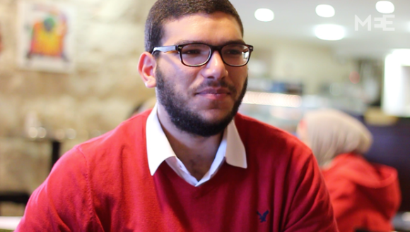 Basel Sader, 20 ans, est le créateur de l'application Azmeh qui aide les Palestiniens à se frayer un chemin au milieu de l'occupation (MEE/Megan Hanna)