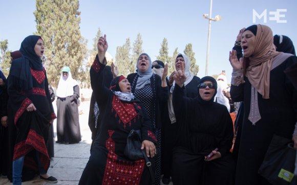 Des Palestiniennes manifestent contre la politique d'exclusion israélienne qui leur interdit d'accéder à la mosquée al-Aqsa (MEE/Faiz Abu Rmeleh)