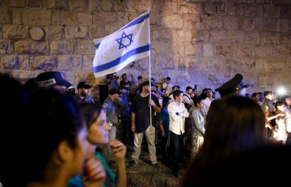 Des partisans de l'extrême droite israélienne manifestent contre les Palestiniens devant l'une des portes de la vieille ville de Jérusalem, le 3 octobre 2015.