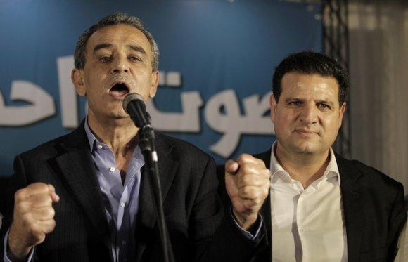 Jamal Zahalka (à gauche), député de la Liste unifiée à la Knesset, prononce un discours aux côtés d'Ayman Odeh, lui aussi député, au siège de leur parti dans la ville de Nazareth, le 17 mars 2015 (AFP).