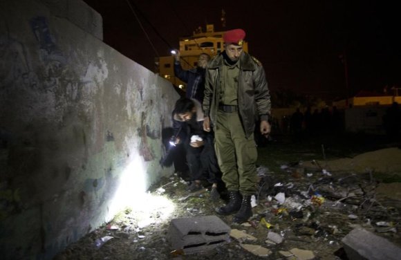 La police palestinienne inspecte le lieu de l'explosion à Gaza le 12 décembre 2014.La police palestinienne inspecte le lieu de l'explosion à Gaza le 12 décembre 2014. (Photo Mahmud Hams. AFP)