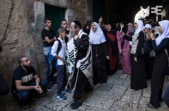 Un groupe de femmes palestiniennes interpellent un colon qui a insulté le prophète Mohammed près de la mosquée al-Aqsa (MEE/Faiz Abu Rmeleh)