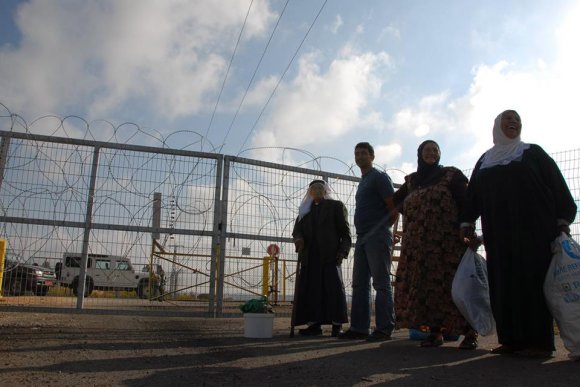 Des Palestiniens en Cisjordanie à côté de la barrière. Photo : UNRWA/Isabel de la Cruz