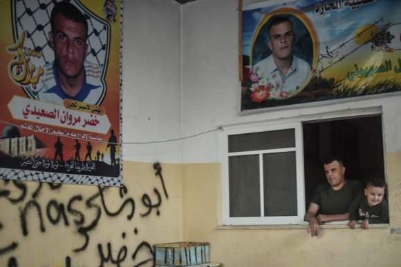 Des affiches célébrant la remise en liberté de Khader al-Saidi autour de sa maison. (Abed Zagout/The Electronic Intifada)