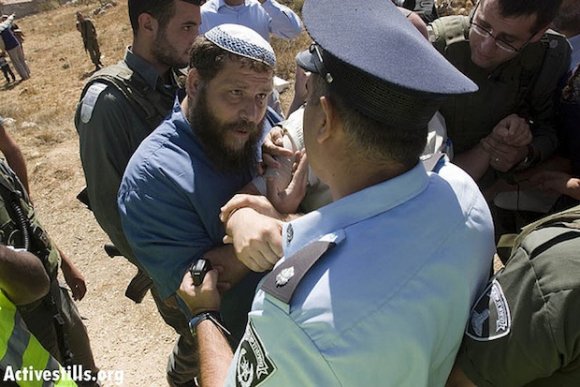 Benzi Gopstein, un colon militant bien connu et dirigeant de l'association d'extrême-droite Levaha, interrompt la récolte des olives à Hébron