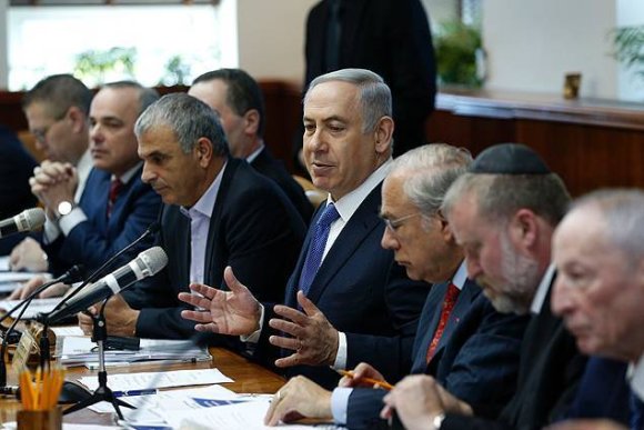Benjamin Netanyahu n'a pas explicitement rejeté l'idée d'une conférence internationale, mais a jugé que la « menace » française de reconnaître un État palestinien en cas d'échec compromettait dès le départ cette initiative. Pool/Amir Cohen/AFP