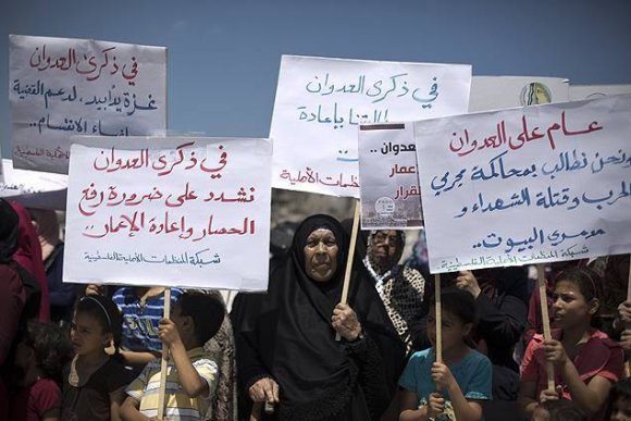 Des Palestiniennes et leurs enfants manifestent à Gaza contre le blocus israélien, appelant à la reconstruction de l'enclave, dévastée par la dernière guerre. Mohammad Abed/AFP