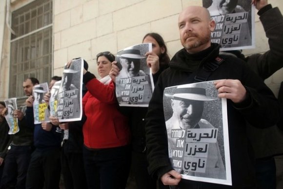 Manifestation à Jérusalem pour demander la libération d'Ezra Nawi, une activiste israélienne qui aide les Palestiniens à lutter contre l'occupation (AFP)
