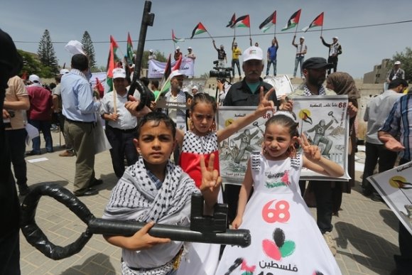 Des enfants participent à une cérémonie pour l'anniversaire de la Nakba, avec une clé symbolisant les maisons et les terres palestiniennes saisies par Israël (Mohammed Asad/MEE)