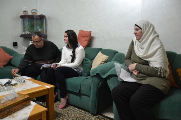 Le père, la petite soeur et la mère de Mohammad pendant l'interview © Anna Demontis / Plateforme des ONG françaises pour la Palestine
