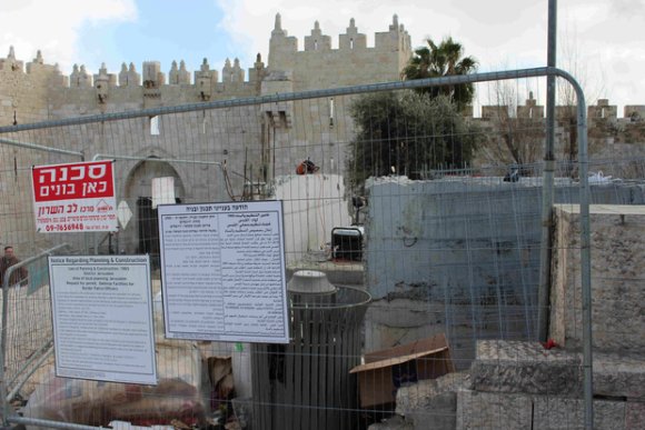 La construction de postes de contrôle en béton à la porte de Damas est en cours (MEE/Mustafa Abu Sneineh)