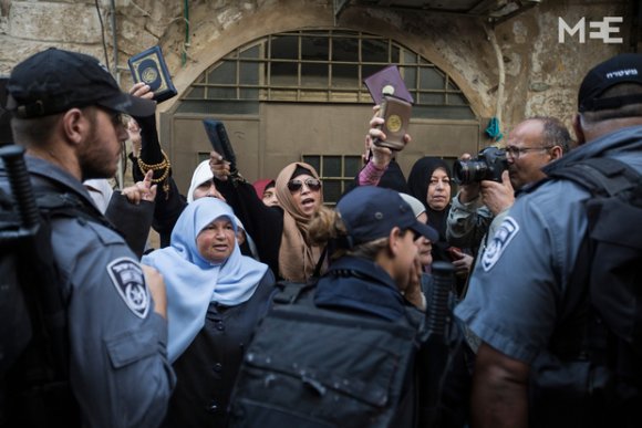 Oum Ihab (portant un foulard bleu) manifeste avec d'autres femmes alors que des colons israéliens quittent la mosquée al-Aqsa (Faiz Abu Rmeleh)