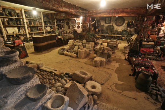 Marwan Shewan a transformé le sous-sol de sa maison à Gaza en un trésor de découvertes archéologiques (MEE/Mohammad Assad)