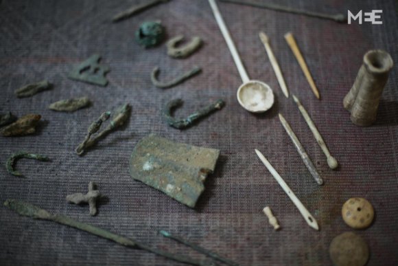 Outils en os et en bronze autrefois utilisés pour la chasse, la pêche et la couture (Mohammad Assad/MEE)