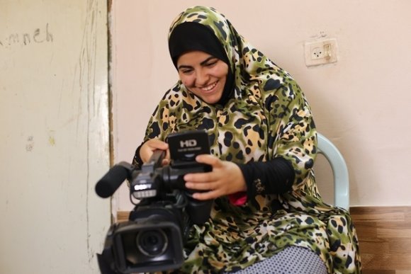 Navine Zubeidat, 23 ans, est la camerawoman du groupe (MEE/Jaclynn Ashly)
