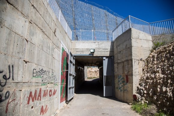 Un tunnel avec une porte automatique a été construit à grands frais par les autorités israéliennes à l'entrée de la maison des Hajajleh afin de ne pas modifier le tracé de la clôture (MEE/ Laurent Perpigna Iban)