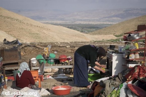 Une Palestinienne cuit du pain dans les ruines de sa maison démolie, Karzaliya, Vallée du Jourdain, Cisjordanie, 11 février 2016. (Activestills.org)