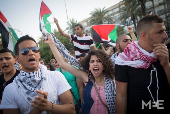 Environ 2 000 citoyens palestiniens d'Israël ont manifesté à Tel Aviv le 28 avril 2015 (MEE/Oren Ziv et Akram Drawshi)