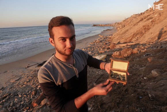 Des artefacts anciens tels que des pièces sont retrouvés fréquemment le long du littoral gazaoui (Mohammad Assad/MEE) 